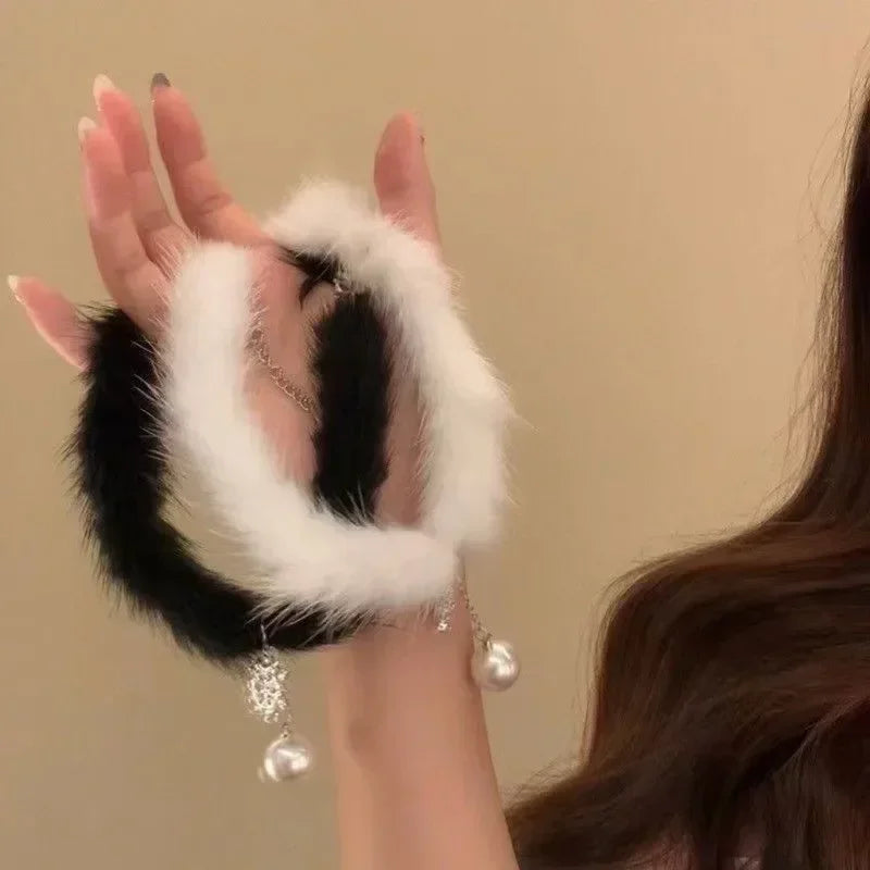 Velvet Snowdrop Winter Choker